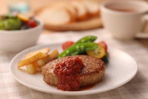 いりすの丘「皮・種まるごとトマトソース」をかけたハンバーグ